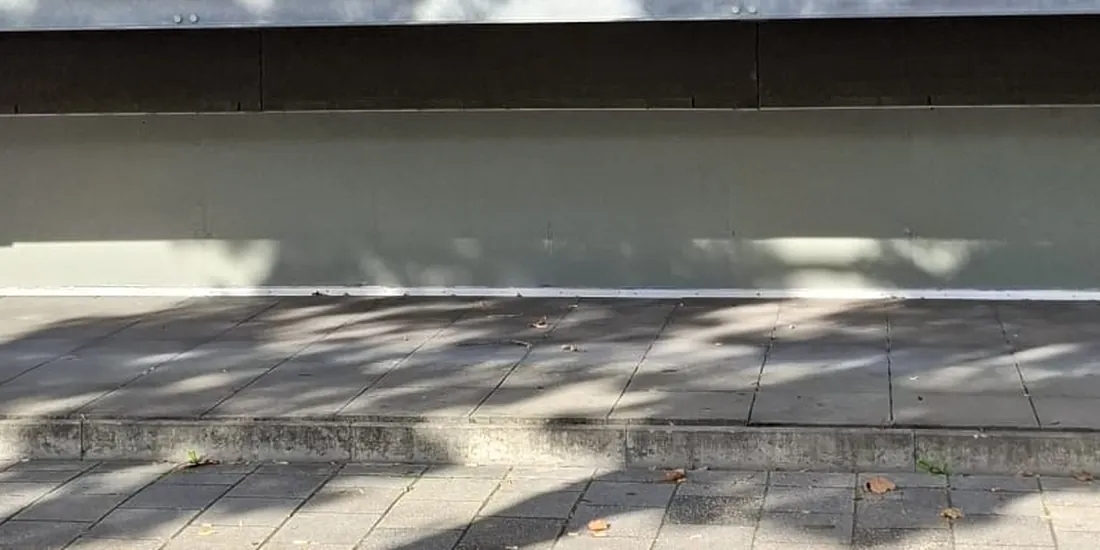 Dezelfde plint na het verwijderen van de graffiti