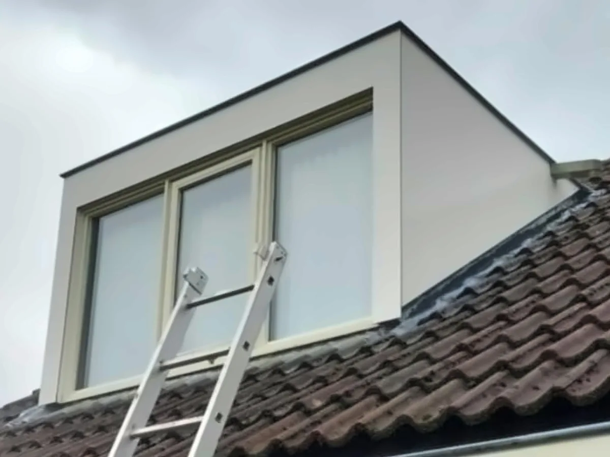 Dezelfde dakkapel na de reiniging, weer wit en schoon